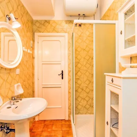 Sleeps 4 Air Con Wifi