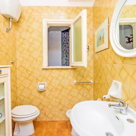 Vakantiehuis Sleeps 4 Air Con Wifi